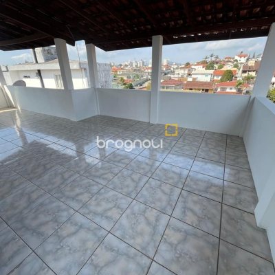 Casa com 239m², 4 quartos (sendo 1 suíte), 4 garagens, no bairro Barreiros em São José