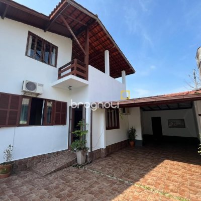 Casa com 239m², 4 quartos (sendo 1 suíte), 4 garagens, no bairro Barreiros em São José