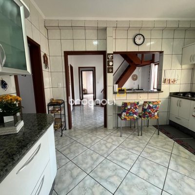 Casa com 239m², 4 quartos (sendo 1 suíte), 4 garagens, no bairro Barreiros em São José