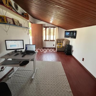 Casa com 239m², 4 quartos (sendo 1 suíte), 4 garagens, no bairro Barreiros em São José