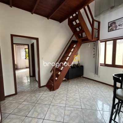 Casa com 239m², 4 quartos (sendo 1 suíte), 4 garagens, no bairro Barreiros em São José