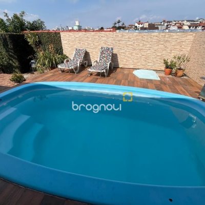 Casa com 239m², 4 quartos (sendo 1 suíte), 4 garagens, no bairro Barreiros em São José