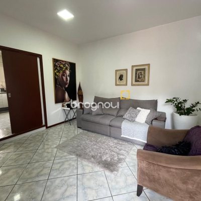 Casa com 239m², 4 quartos (sendo 1 suíte), 4 garagens, no bairro Barreiros em São José