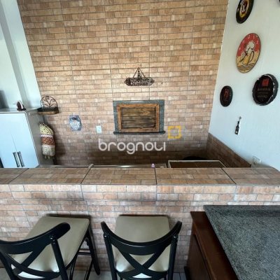 Casa com 239m², 4 quartos (sendo 1 suíte), 4 garagens, no bairro Barreiros em São José