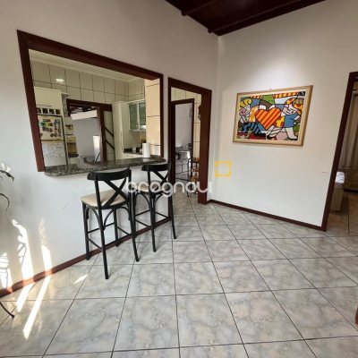 Casa com 239m², 4 quartos (sendo 1 suíte), 4 garagens, no bairro Barreiros em São José