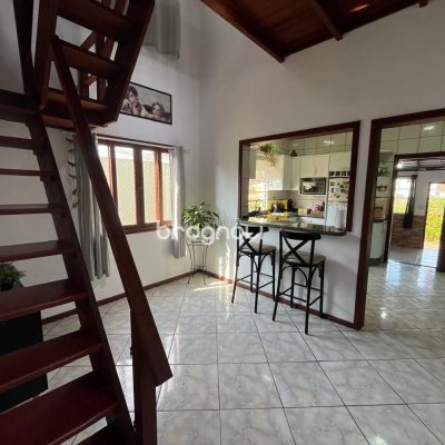 Casa com 239m², 4 quartos (sendo 1 suíte), 4 garagens, no bairro Barreiros em São José