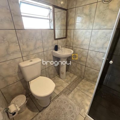 Casa com 239m², 4 quartos (sendo 1 suíte), 4 garagens, no bairro Barreiros em São José