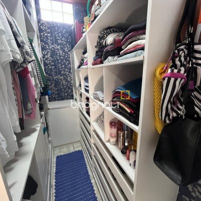 Casa com 239m², 4 quartos (sendo 1 suíte), 4 garagens, no bairro Barreiros em São José