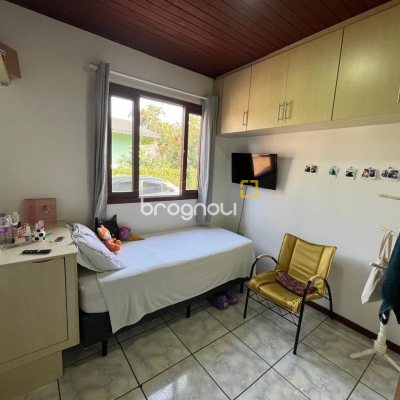 Casa com 239m², 4 quartos (sendo 1 suíte), 4 garagens, no bairro Barreiros em São José