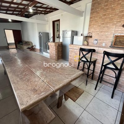 Casa com 239m², 4 quartos (sendo 1 suíte), 4 garagens, no bairro Barreiros em São José