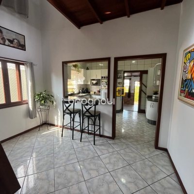 Casa com 239m², 4 quartos (sendo 1 suíte), 4 garagens, no bairro Barreiros em São José