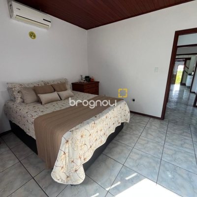 Casa com 239m², 4 quartos (sendo 1 suíte), 4 garagens, no bairro Barreiros em São José
