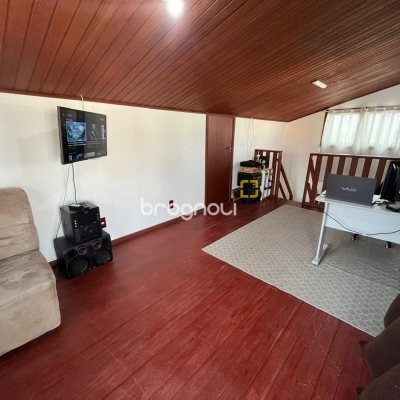 Casa com 239m², 4 quartos (sendo 1 suíte), 4 garagens, no bairro Barreiros em São José