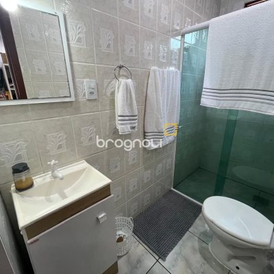 Casa com 239m², 4 quartos (sendo 1 suíte), 4 garagens, no bairro Barreiros em São José