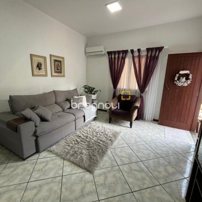 Casa com 239m², 4 quartos (sendo 1 suíte), 4 garagens, no bairro Barreiros em São José