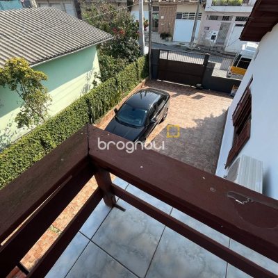 Casa com 239m², 4 quartos (sendo 1 suíte), 4 garagens, no bairro Barreiros em São José