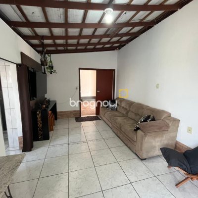 Casa com 239m², 4 quartos (sendo 1 suíte), 4 garagens, no bairro Barreiros em São José