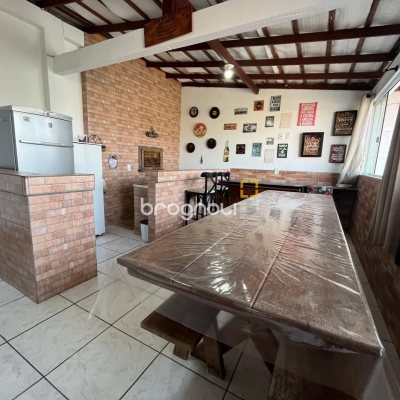 Casa com 239m², 4 quartos (sendo 1 suíte), 4 garagens, no bairro Barreiros em São José