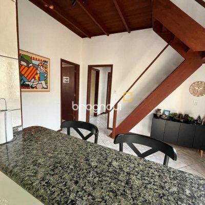 Casa com 239m², 4 quartos (sendo 1 suíte), 4 garagens, no bairro Barreiros em São José