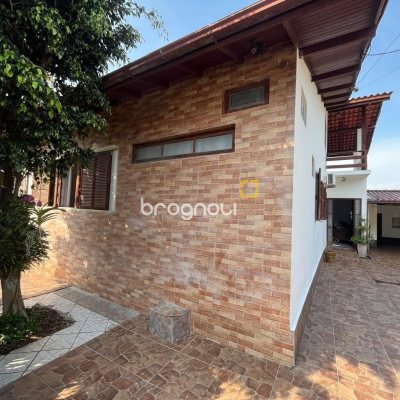 Casa com 239m², 4 quartos (sendo 1 suíte), 4 garagens, no bairro Barreiros em São José