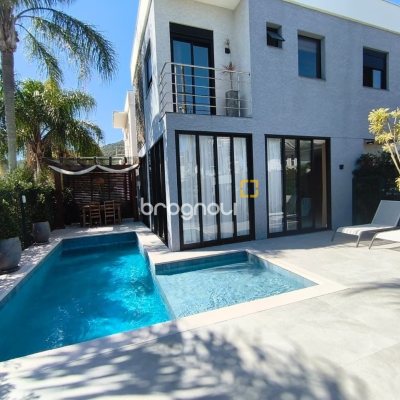 Casa com 200m², 3 quartos (sendo 3 suítes), 2 garagens, no bairro Cachoeira do Bom Jesus em Florianópolis