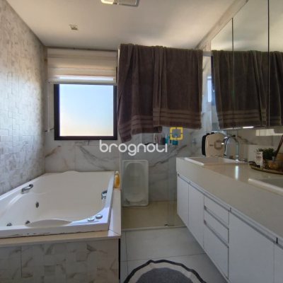 Casa com 200m², 3 quartos (sendo 3 suítes), 2 garagens, no bairro Cachoeira do Bom Jesus em Florianópolis