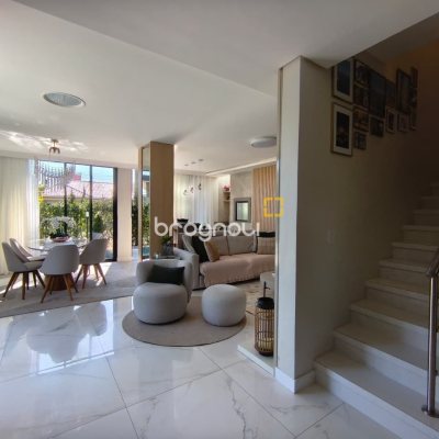 Casa com 200m², 3 quartos (sendo 3 suítes), 2 garagens, no bairro Cachoeira do Bom Jesus em Florianópolis