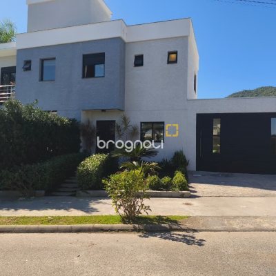 Casa com 200m², 3 quartos (sendo 3 suítes), 2 garagens, no bairro Cachoeira do Bom Jesus em Florianópolis