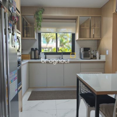 Casa com 200m², 3 quartos (sendo 3 suítes), 2 garagens, no bairro Cachoeira do Bom Jesus em Florianópolis