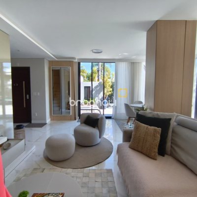 Casa com 200m², 3 quartos (sendo 3 suítes), 2 garagens, no bairro Cachoeira do Bom Jesus em Florianópolis