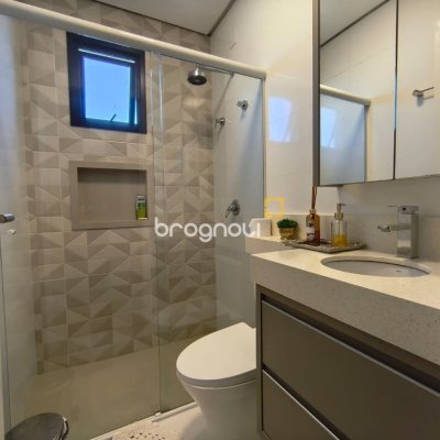 Casa com 200m², 3 quartos (sendo 3 suítes), 2 garagens, no bairro Cachoeira do Bom Jesus em Florianópolis
