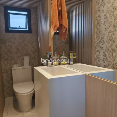 Casa com 200m², 3 quartos (sendo 3 suítes), 2 garagens, no bairro Cachoeira do Bom Jesus em Florianópolis