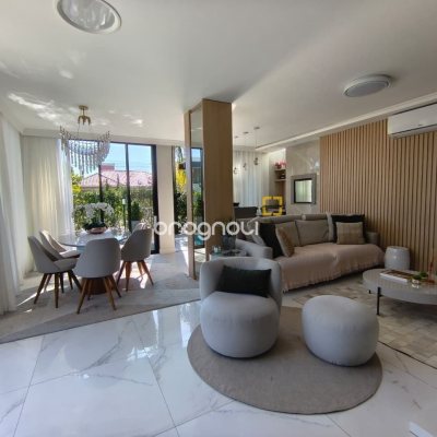 Casa com 200m², 3 quartos (sendo 3 suítes), 2 garagens, no bairro Cachoeira do Bom Jesus em Florianópolis