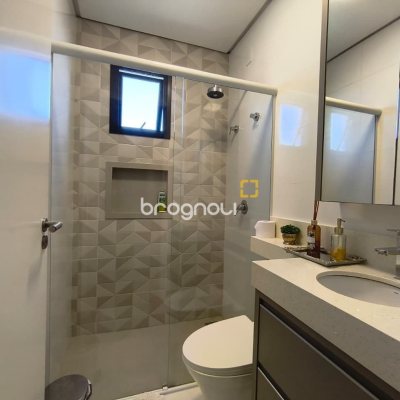 Casa com 200m², 3 quartos (sendo 3 suítes), 2 garagens, no bairro Cachoeira do Bom Jesus em Florianópolis