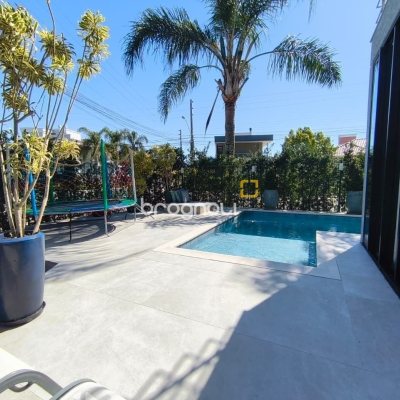 Casa com 200m², 3 quartos (sendo 3 suítes), 2 garagens, no bairro Cachoeira do Bom Jesus em Florianópolis