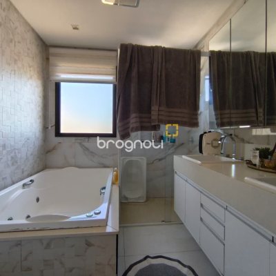 Casa com 200m², 3 quartos (sendo 3 suítes), 2 garagens, no bairro Cachoeira do Bom Jesus em Florianópolis