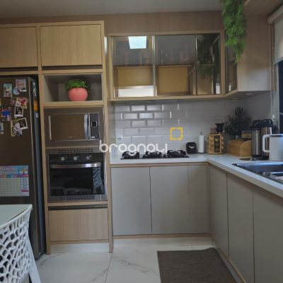 Casa com 200m², 3 quartos (sendo 3 suítes), 2 garagens, no bairro Cachoeira do Bom Jesus em Florianópolis