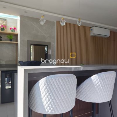 Casa com 200m², 3 quartos (sendo 3 suítes), 2 garagens, no bairro Cachoeira do Bom Jesus em Florianópolis