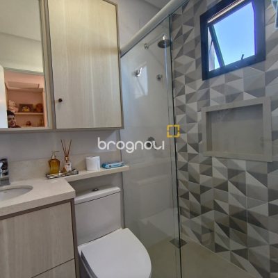 Casa com 200m², 3 quartos (sendo 3 suítes), 2 garagens, no bairro Cachoeira do Bom Jesus em Florianópolis