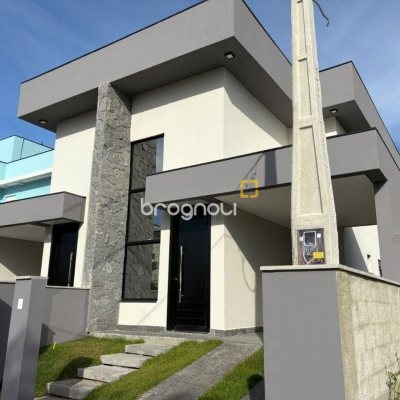 Casa com 131m², 3 quartos (sendo 1 suíte), 2 garagens, no bairro Carianos em Florianópolis