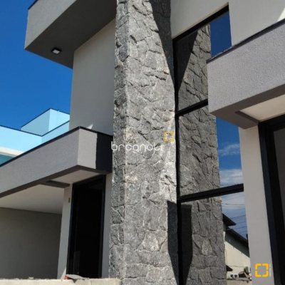 Casa com 131m², 3 quartos (sendo 1 suíte), 2 garagens, no bairro Carianos em Florianópolis