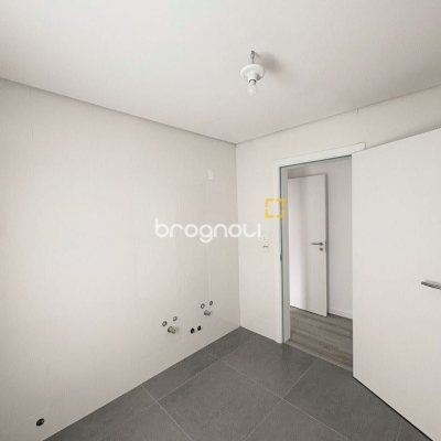 Casa com 131m², 3 quartos (sendo 1 suíte), 2 garagens, no bairro Carianos em Florianópolis