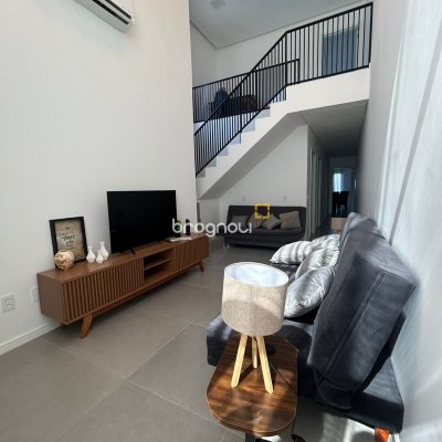 Casa com 131m², 3 quartos (sendo 1 suíte), 2 garagens, no bairro Carianos em Florianópolis