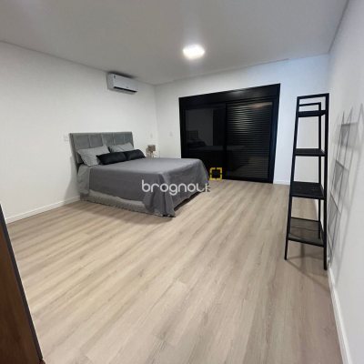 Casa com 131m², 3 quartos (sendo 1 suíte), 2 garagens, no bairro Carianos em Florianópolis