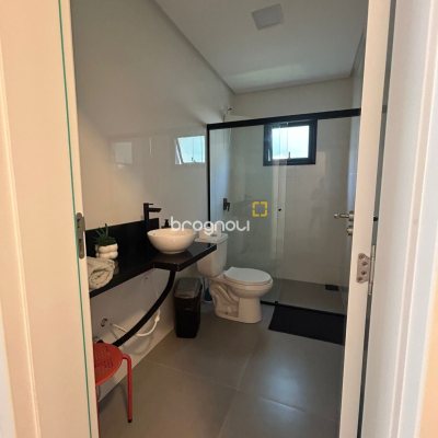 Casa com 131m², 3 quartos (sendo 1 suíte), 2 garagens, no bairro Carianos em Florianópolis