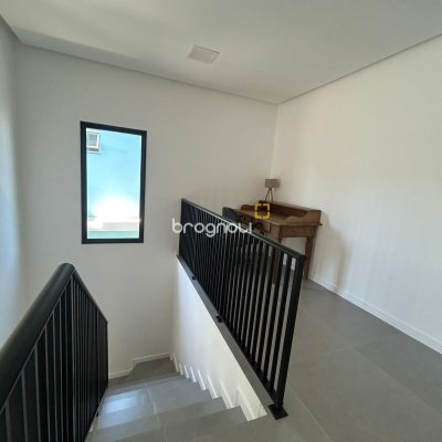 Casa com 131m², 3 quartos (sendo 1 suíte), 2 garagens, no bairro Carianos em Florianópolis
