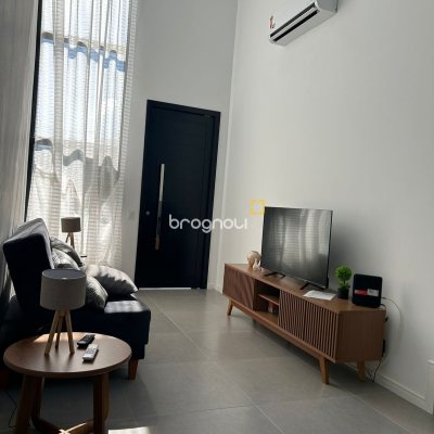 Casa com 131m², 3 quartos (sendo 1 suíte), 2 garagens, no bairro Carianos em Florianópolis