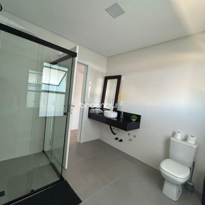 Casa com 131m², 3 quartos (sendo 1 suíte), 2 garagens, no bairro Carianos em Florianópolis
