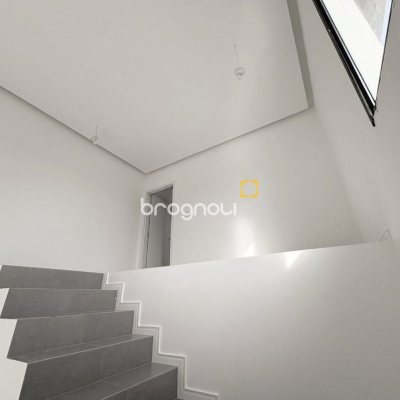 Casa com 131m², 3 quartos (sendo 1 suíte), 2 garagens, no bairro Carianos em Florianópolis