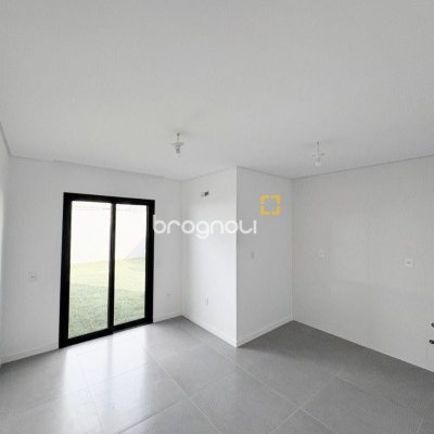 Casa com 131m², 3 quartos (sendo 1 suíte), 2 garagens, no bairro Carianos em Florianópolis